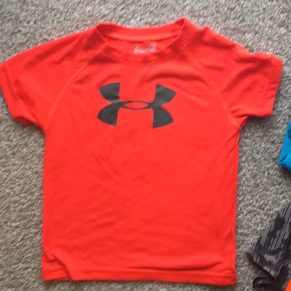 T-Shirt Bundle (2-under armour,1-healthtex,1-buzzer beater) Size 3T - Picture 2 of 5